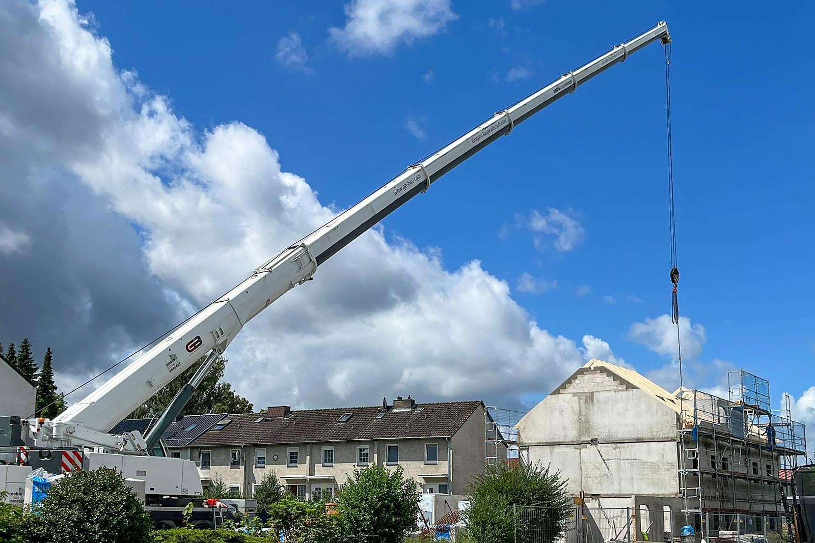 Mobiler Kran hebt Teile in den Rohbau