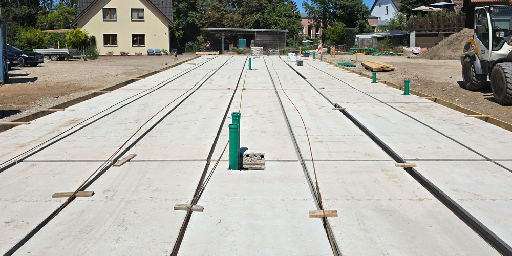 Bodenplatte aus Spannbetonfertigdeckendecken Montage eines Fertigteil-Pools inkl. Bodenaushub