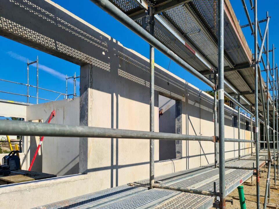 Eingerüstetes Erdgeschoss zum Verlegen der Decken