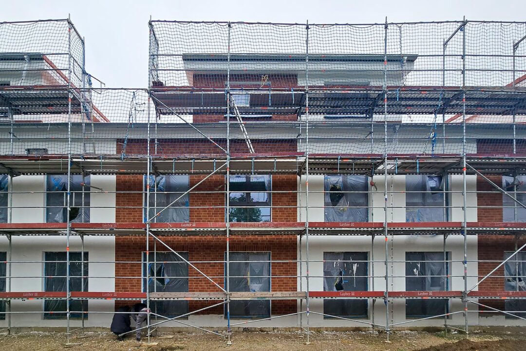 Nach dem zügigen Rohbau wurde die Fassade verputzt und teilverklinkert