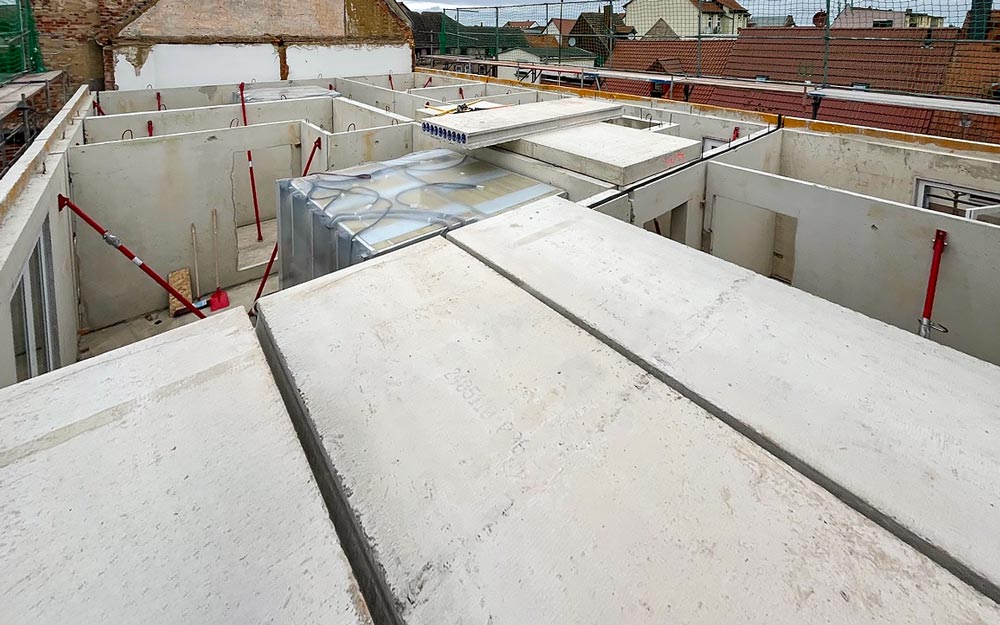 Decken verlegen in einem Rohbau in Burg Blick in einen seriellen Rohbau in Burg