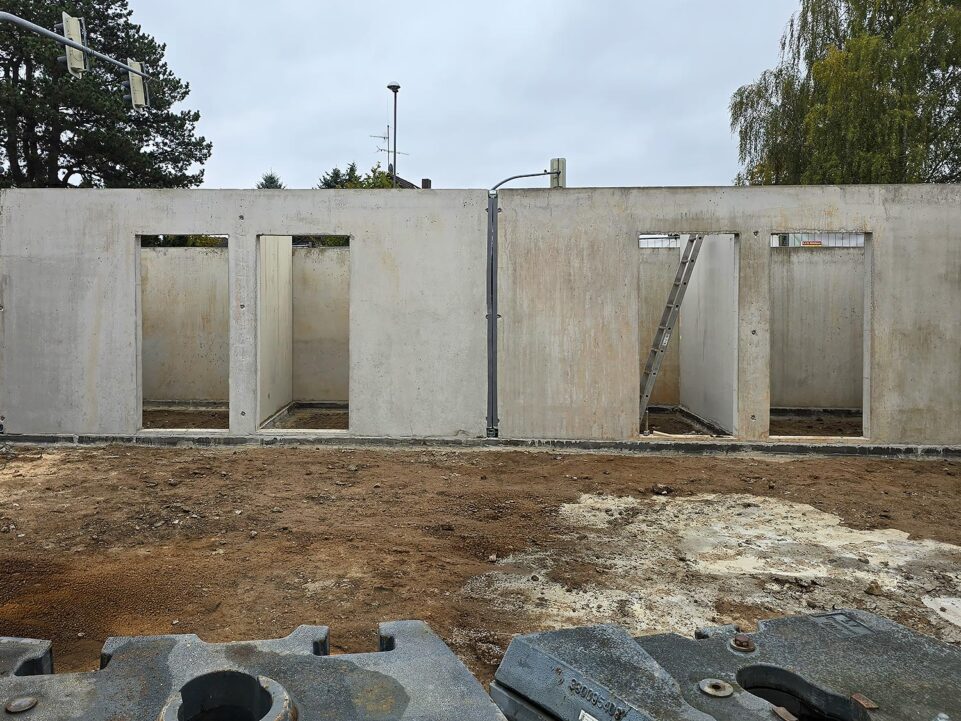 Carportanlage aus Betonfertigteilen mit Geräteräumen