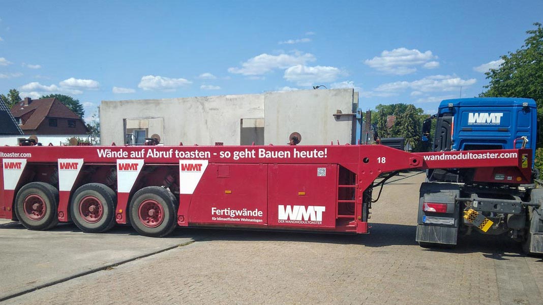 Innenlader transportiert Betonwände Innenlader LKW transportiert vorproduzierte Betonwände