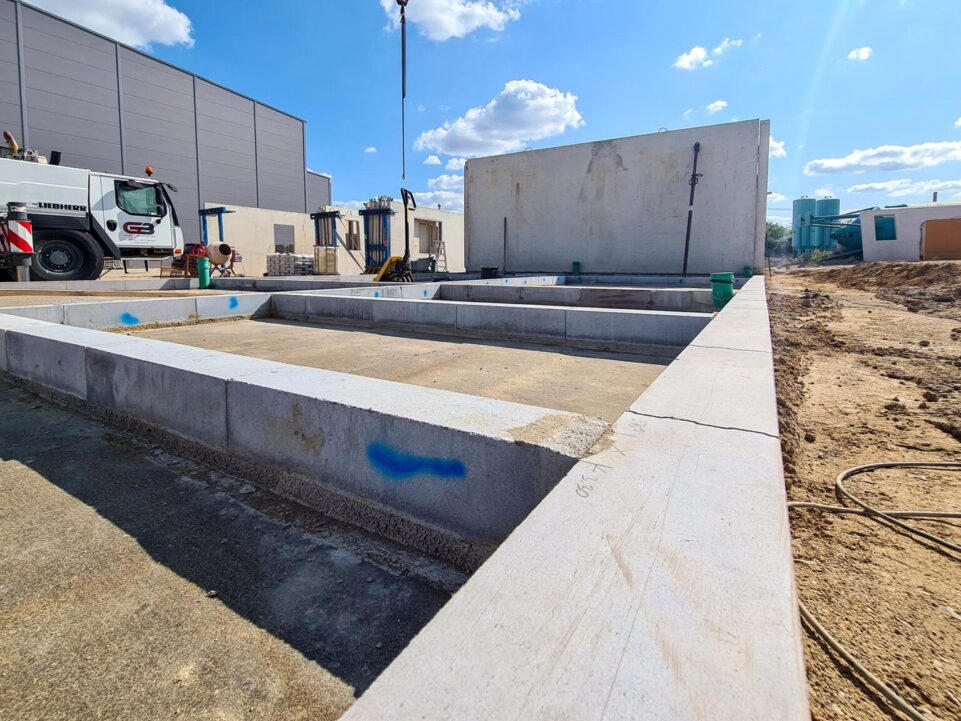 Nach dem Setzen der Kimmschicht werden die ersten Fertigwände gestellt