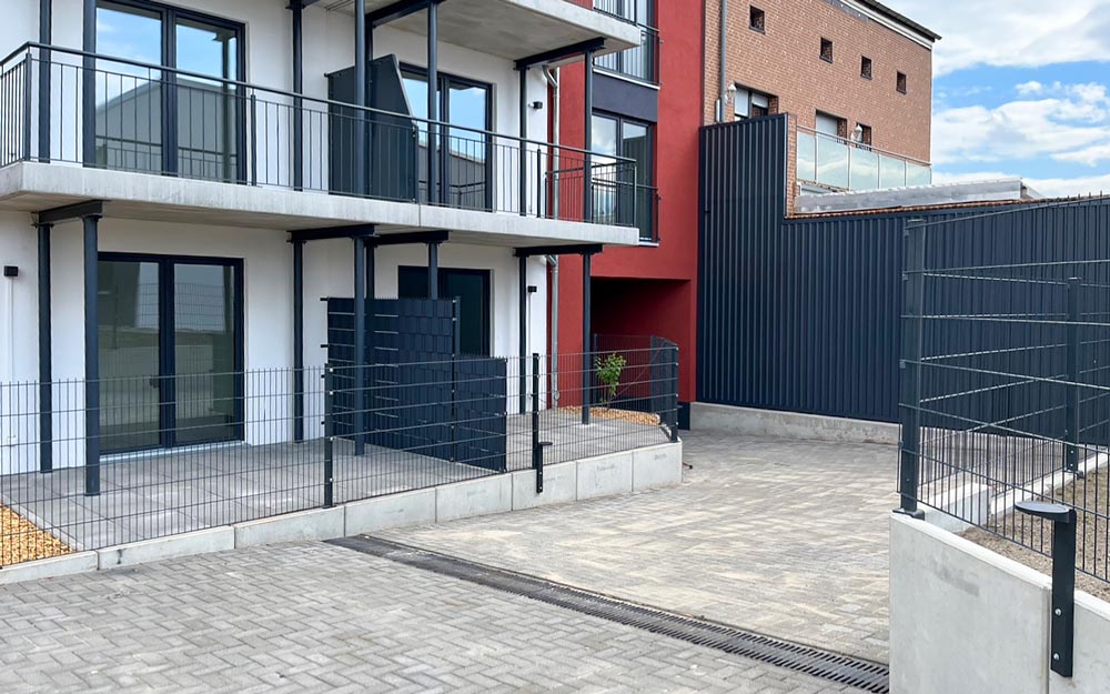 Anlegen der Einfahrt und letzte Arbeiten an den Außenanlagen