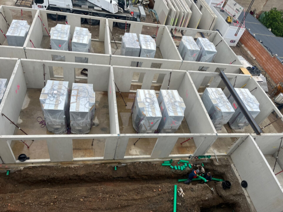 Rohbau eines Wohnheims mit gegenüberliegenden Fertigbädern