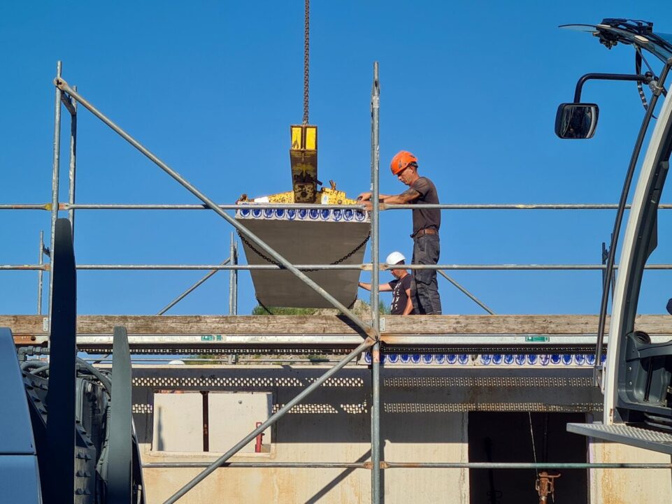 Die Spannbetondeckenteile werden mit einem mobilen Baukran verlegt