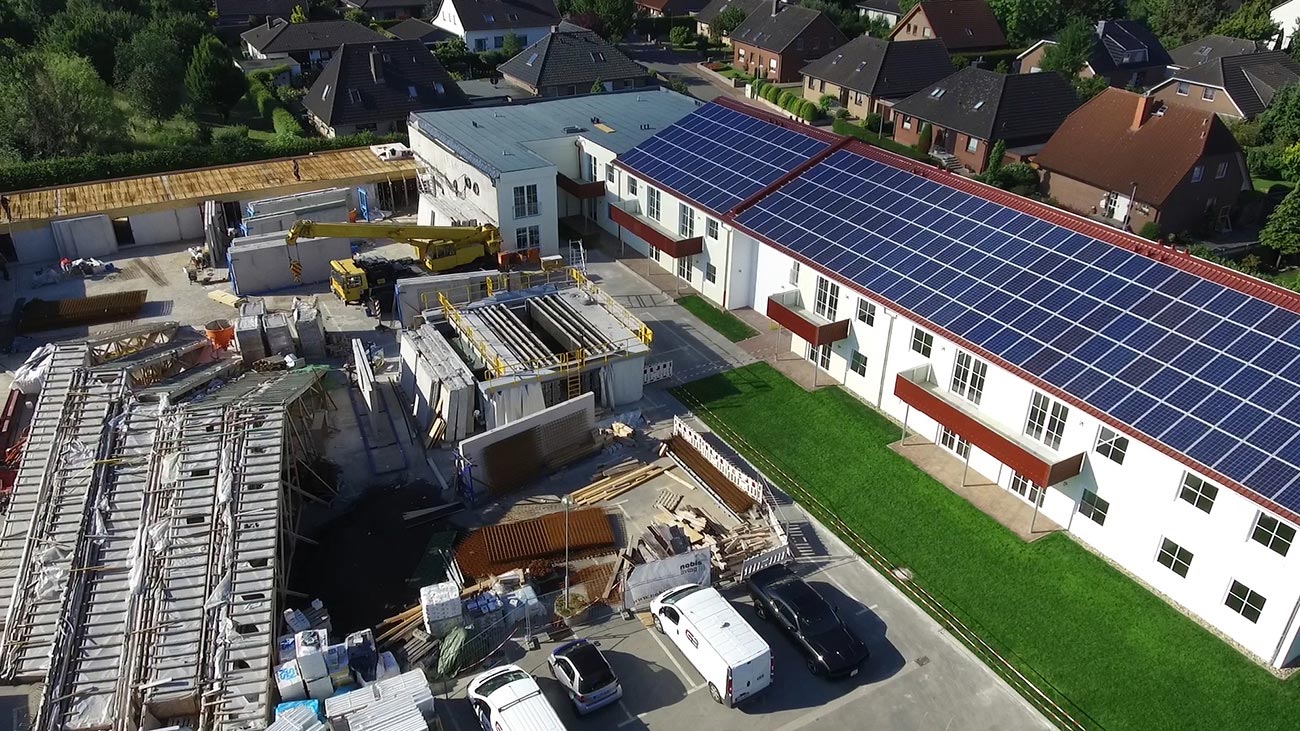 Der "Wandtoaster" auf einer Baustelle für eine Wohnanlage im Betreuten Wohnen mobiles Fertigteilwerk auf der Baustelle von einer Wohnanlage für Betreutes Wohnen