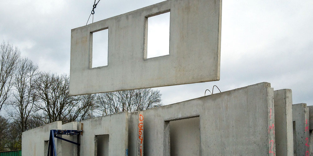 vorproduzierte Betonwände-auf-einer-Baustelle-2022 vorproduzierte Betonwände bereit für den Wohnungsbau